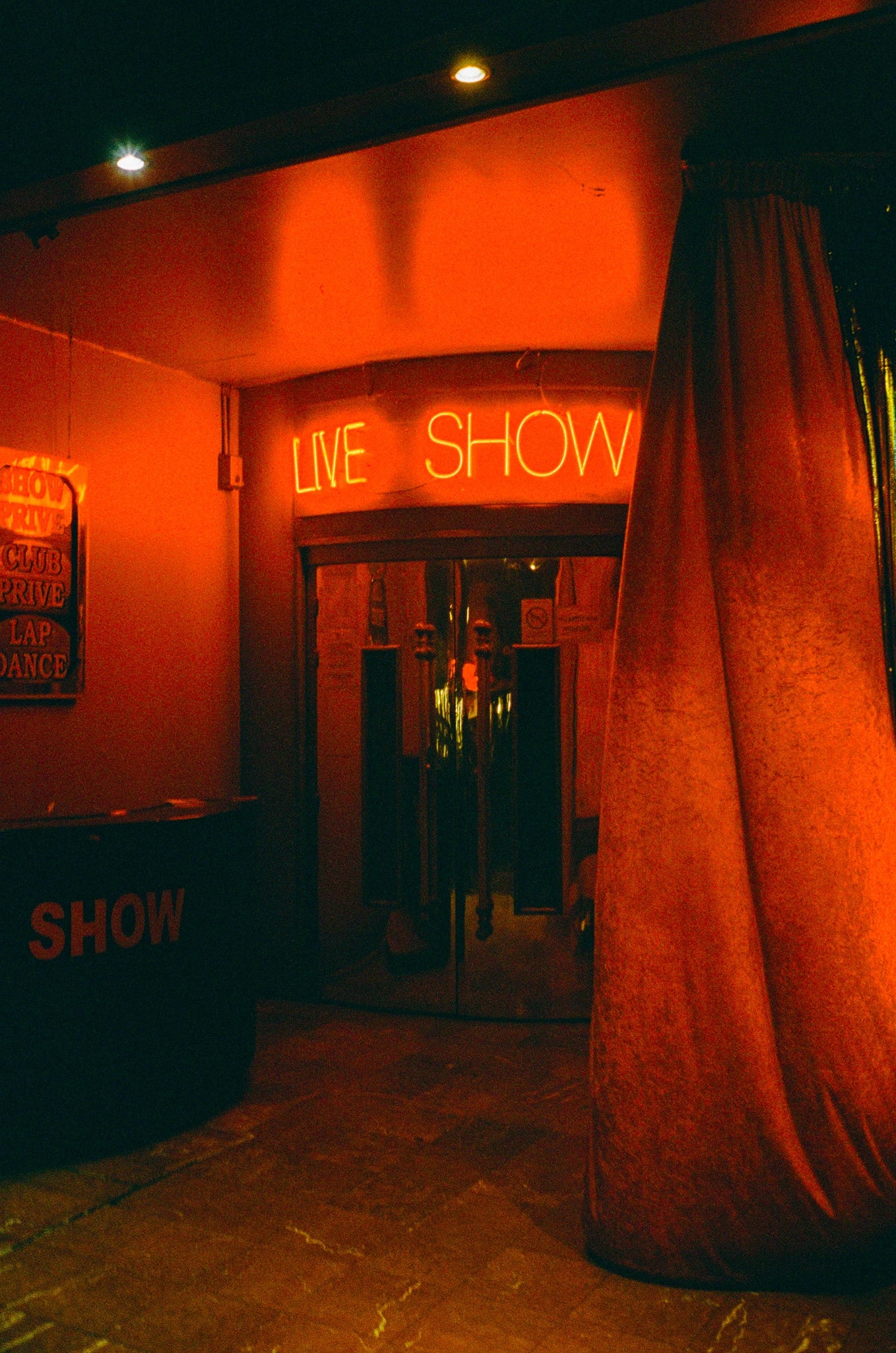 Live Show, Paris, 2025